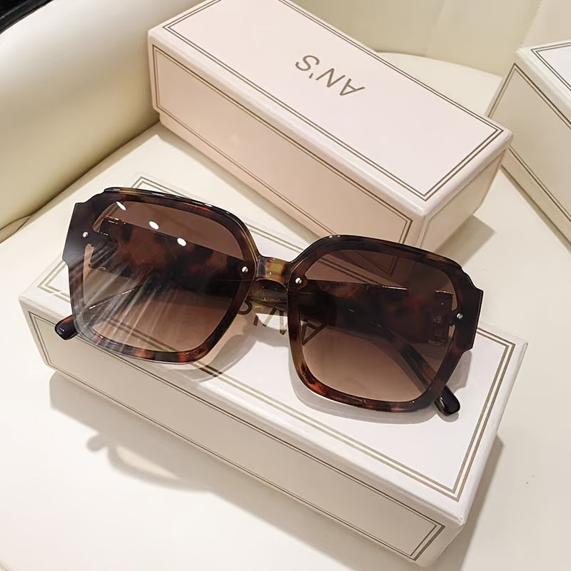 Ladies Fashion Outdoor Travel Street Style - Trendy Personality Apparel for Every Adventure