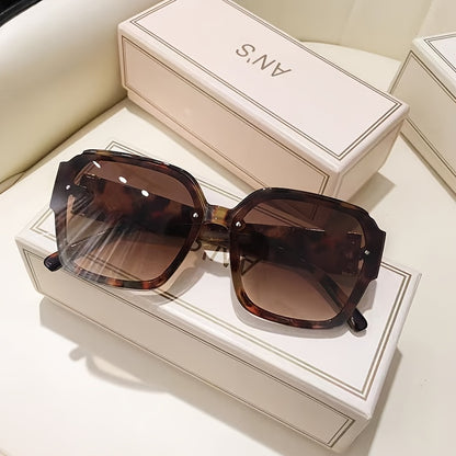 Ladies Fashion Outdoor Travel Street Style - Trendy Personality Apparel for Every Adventure