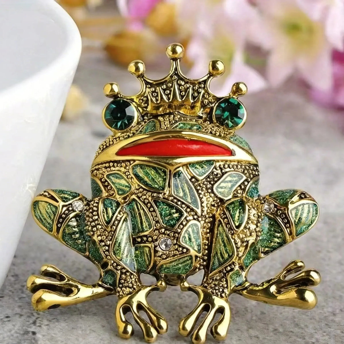Vintage Black Frog Brooch with Green Eyes - Cute Toad Lapel Pin for Sweaters, Scarves, Coats, and Gifts