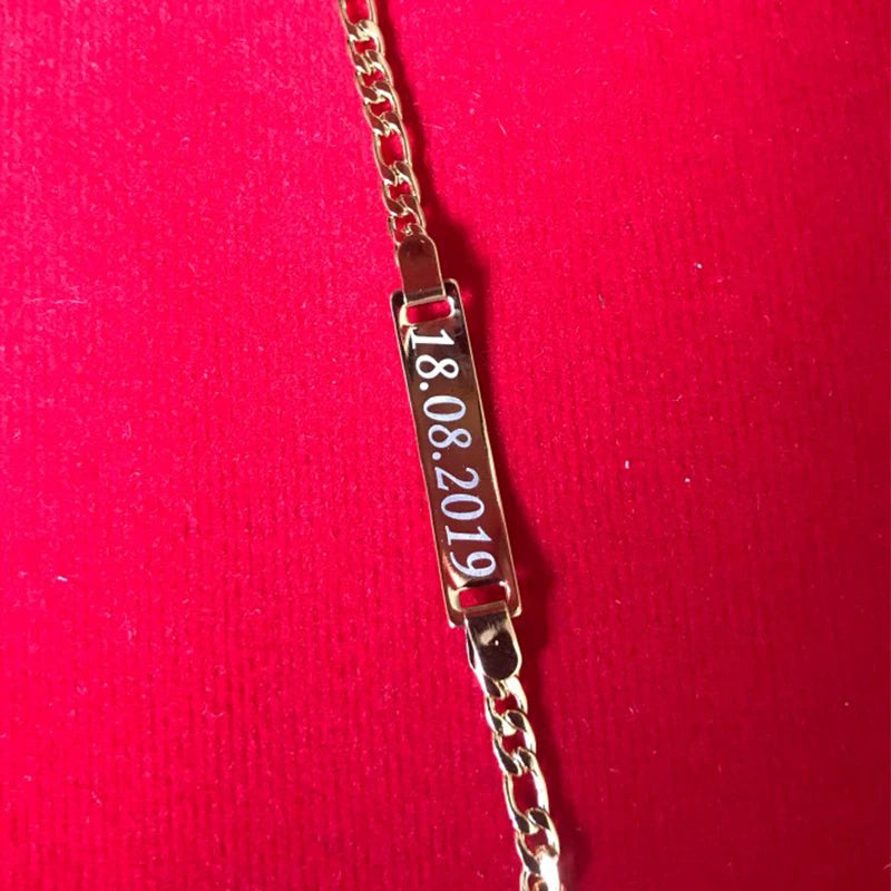 Custom Engraved Mom Bracelet – Personalized Figaro Link Bangle with Names & Birthday Date
