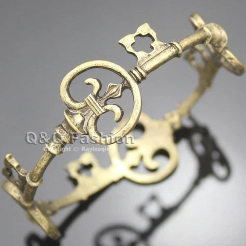 Victorian Skeleton Key Bracelet - Vintage Unisex Punk Cuff Bangle with Gothic Charm Design