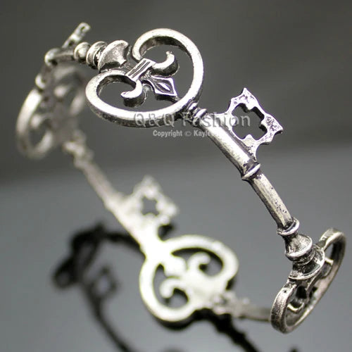 Victorian Skeleton Key Bracelet - Vintage Unisex Punk Cuff Bangle with Gothic Charm Design