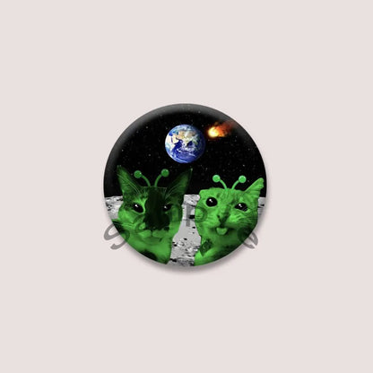 Cute Green Alien Cat Round Badge – Funny Cartoon Animal Brooch Pin for Backpack, Lapel & Gifts