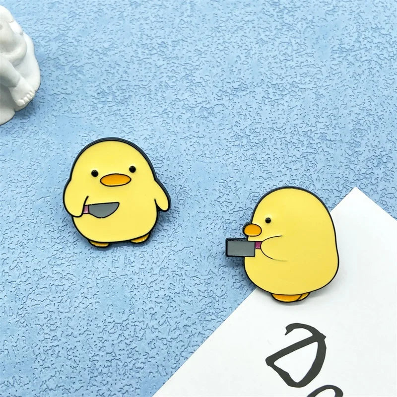 Cute Yellow Duck with Knife Enamel Brooch – Fun Cartoon Metal Pin, Creative Personality Badge & Best Friend Gift