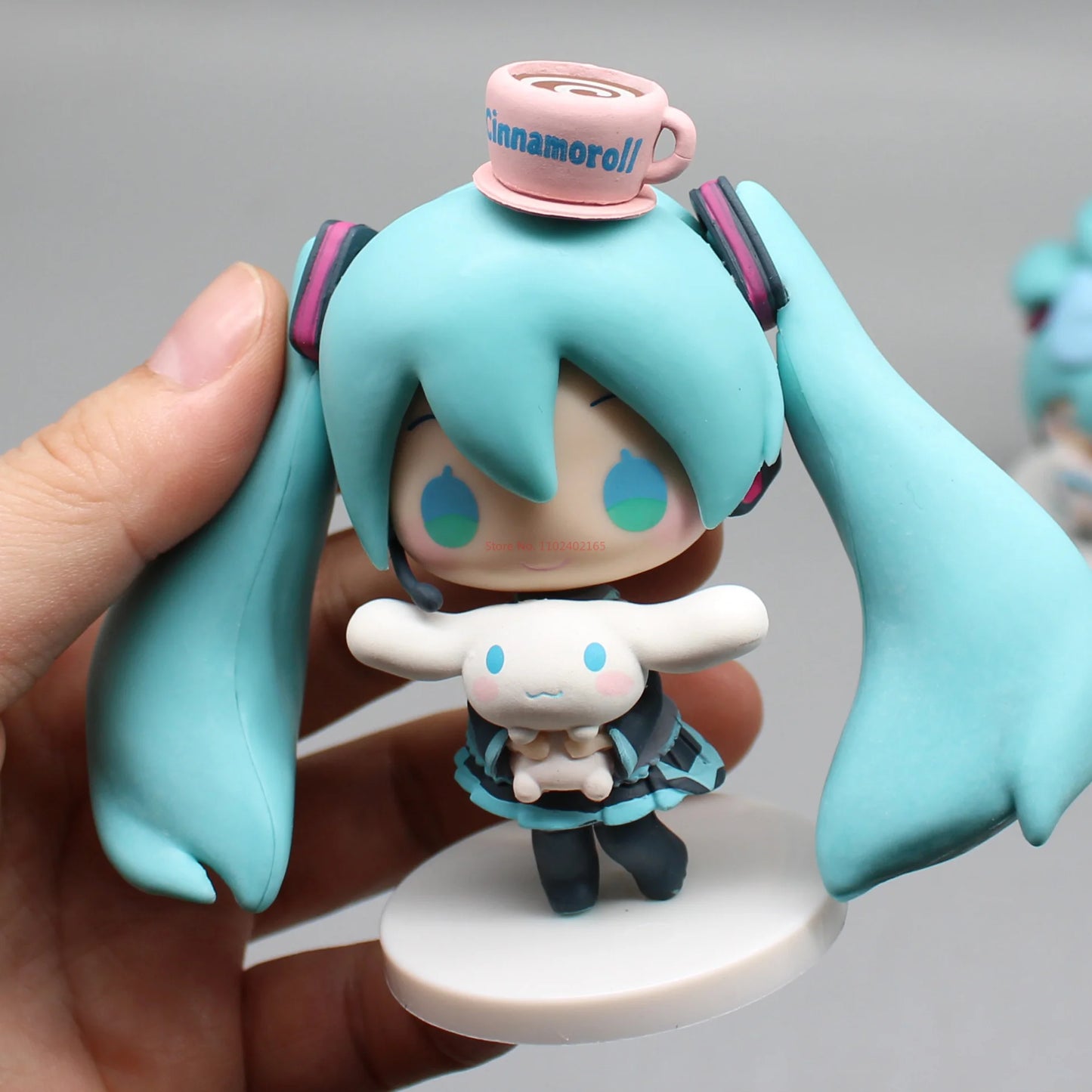 Hatsune Miku Anime Figurine – Holding Cinnamoroll, Bean-Eyed Kawaii Action Figure, Tabletop Decoration & Toy Gift for Children