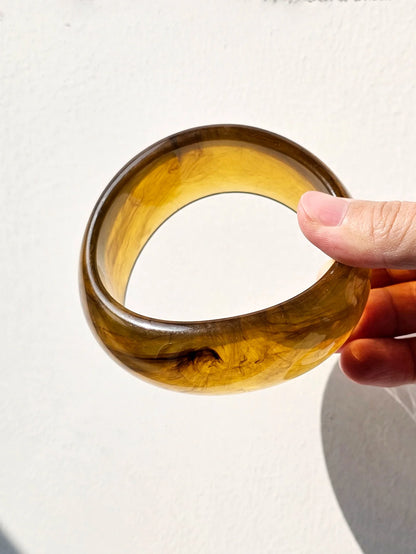 Creative Retro Geometric Chunky Brown Resin Bracelet – Autumn Winter Sweater Bangle for Women 2025