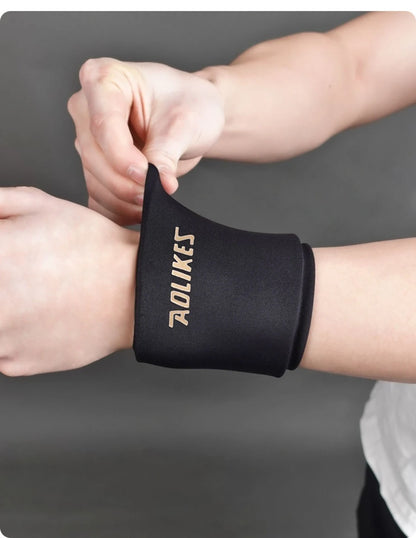 AOLIKES Wrist Ice Pack Wrap – Reusable Cold & Hot Gel Brace for Pain Relief and Injuries