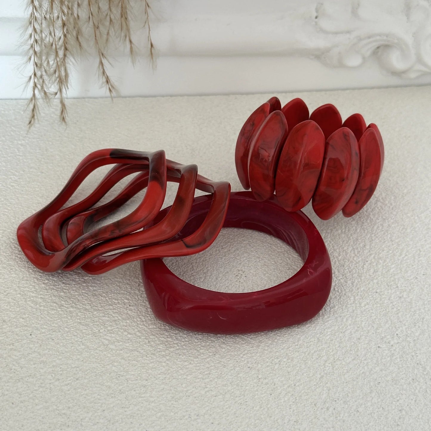 KMVEXO Vintage Wide Red Geometric Resin Bangles – Irregular Chunky Acrylic Bracelets for Women Summer Gift