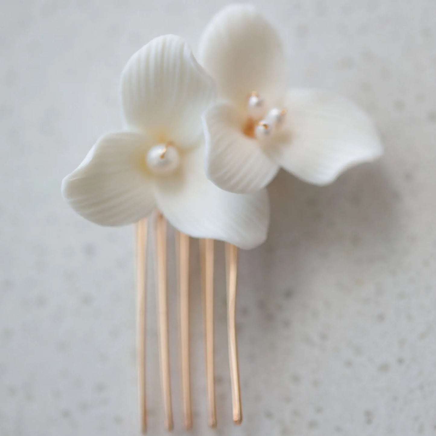 Mini White Ceramic Flower Hair Combs – Simple Pearl Side Clips, Elegant Wedding Hairpins, Bride Headdress for Women