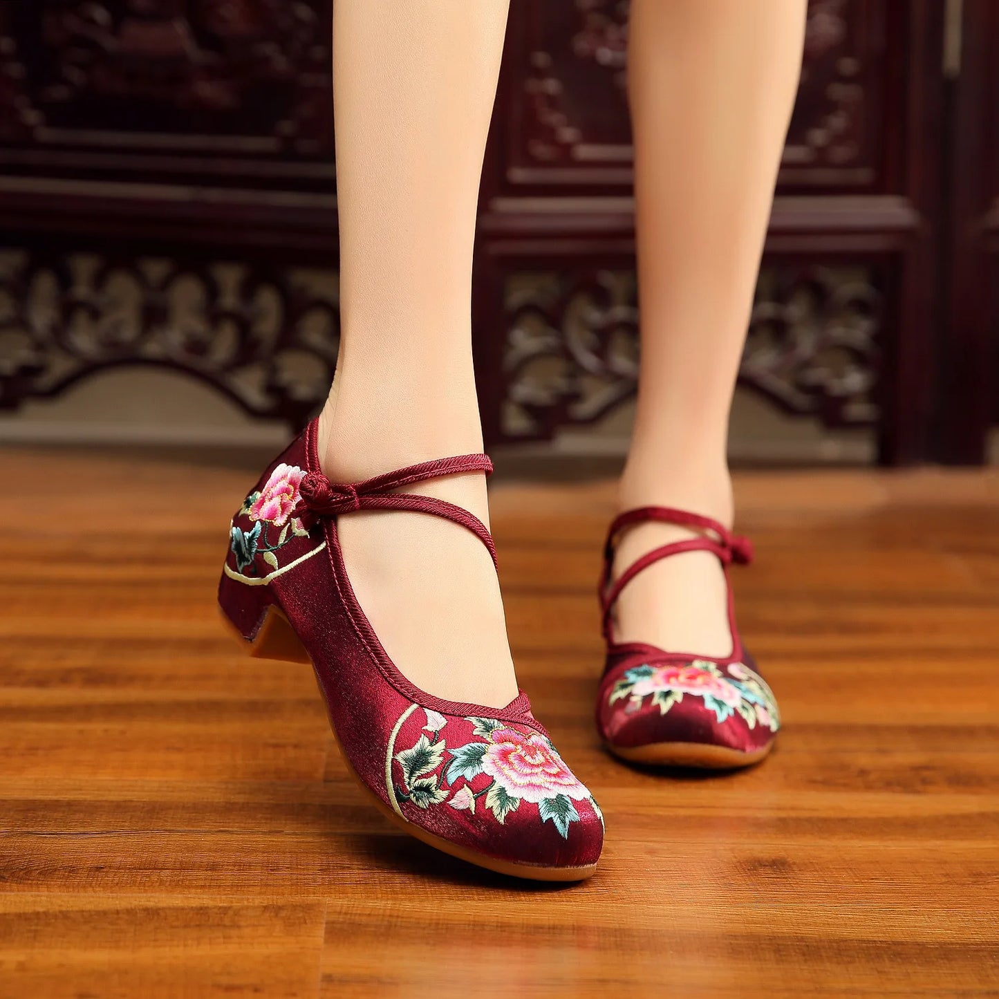 Women’s Embroidered Traditional Shoes - Vintage Chinese Hanfu Qipao Beijing Style Ethnic Dance Footwear