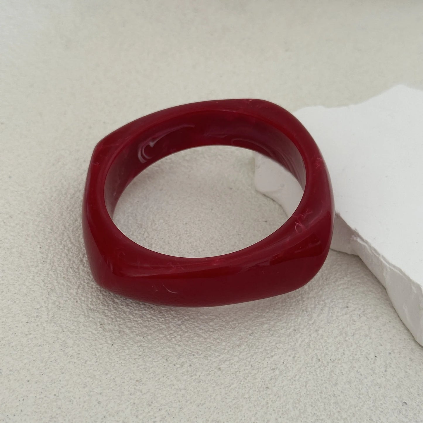 KMVEXO Vintage Wide Red Geometric Resin Bangles – Irregular Chunky Acrylic Bracelets for Women Summer Gift
