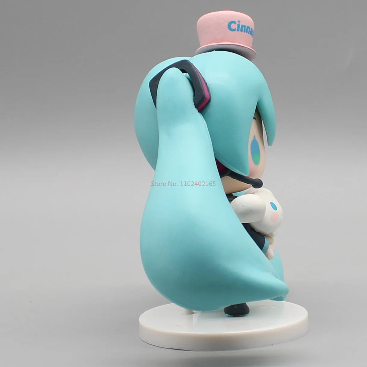 Hatsune Miku Anime Figurine – Holding Cinnamoroll, Bean-Eyed Kawaii Action Figure, Tabletop Decoration & Toy Gift for Children