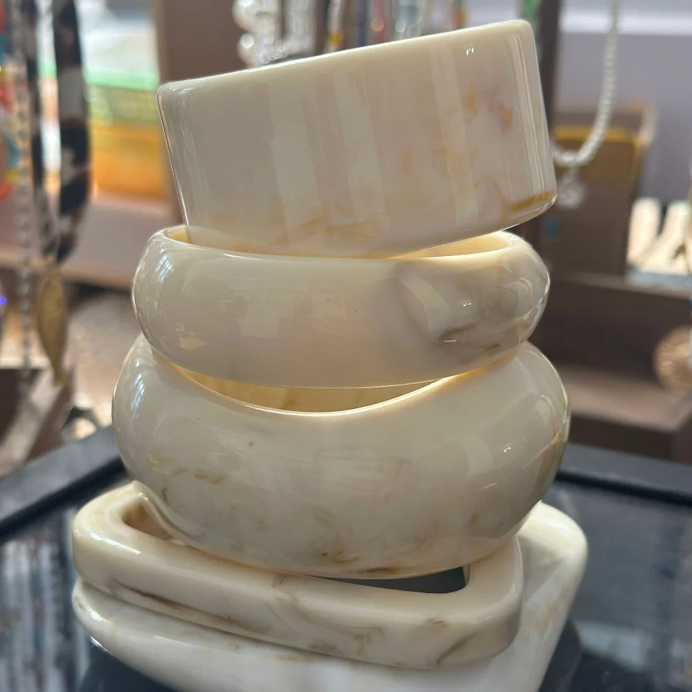 Exaggerated Thick Resin Off-White Imitation Marble Wide Bracelet – Stylish Jewelry for Women’s Party & Vacation
