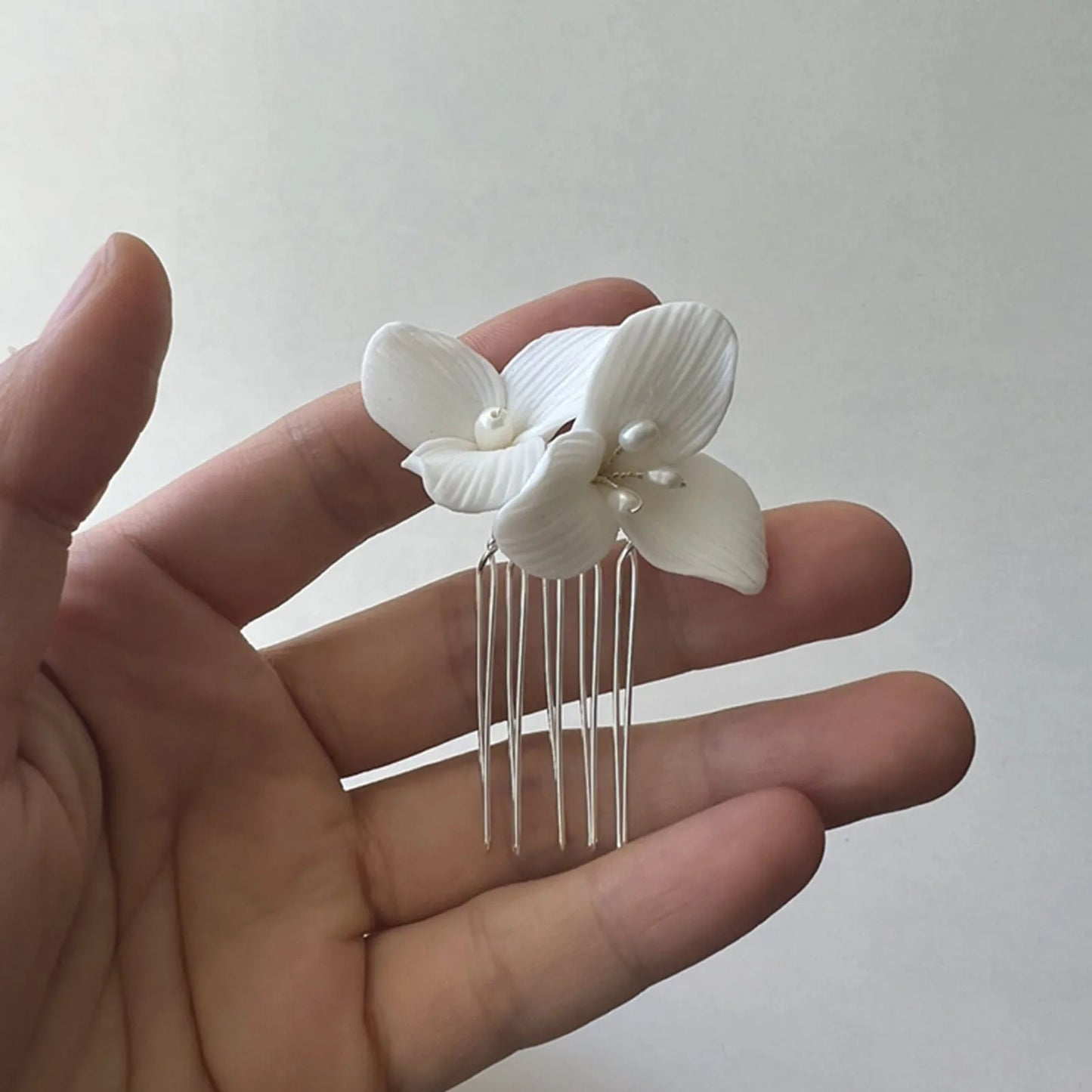 Mini White Ceramic Flower Hair Combs – Simple Pearl Side Clips, Elegant Wedding Hairpins, Bride Headdress for Women