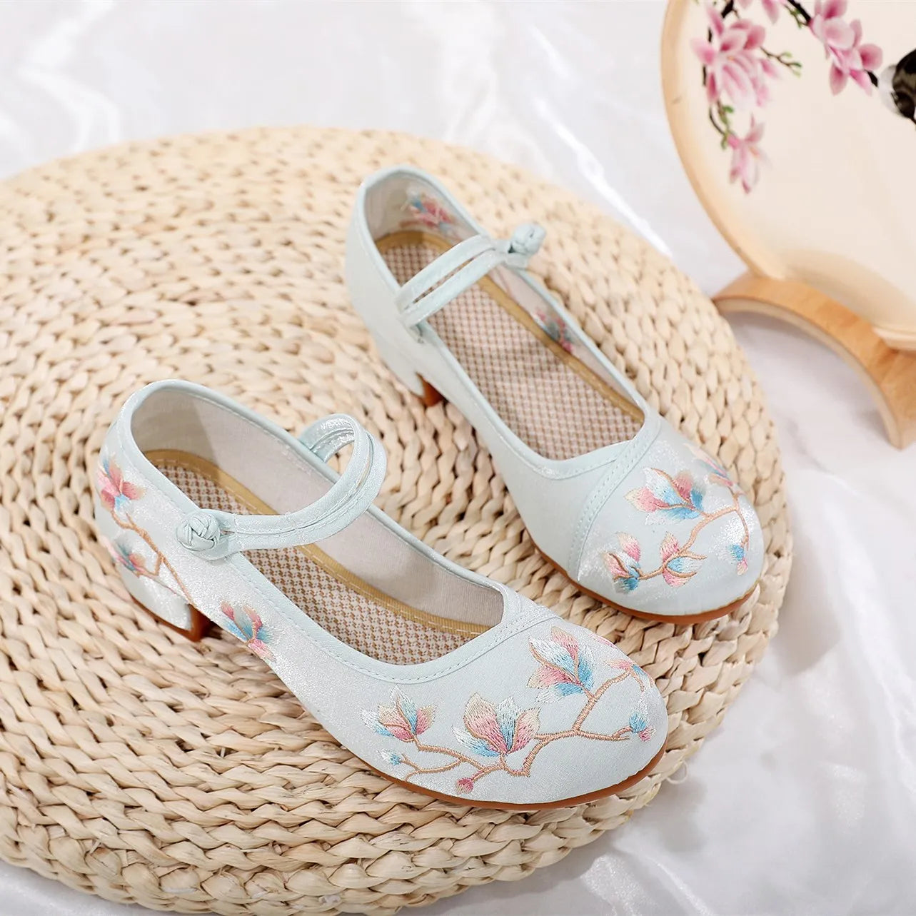 Women’s Embroidered Traditional Shoes - Vintage Chinese Hanfu Qipao Beijing Style Ethnic Dance Footwear