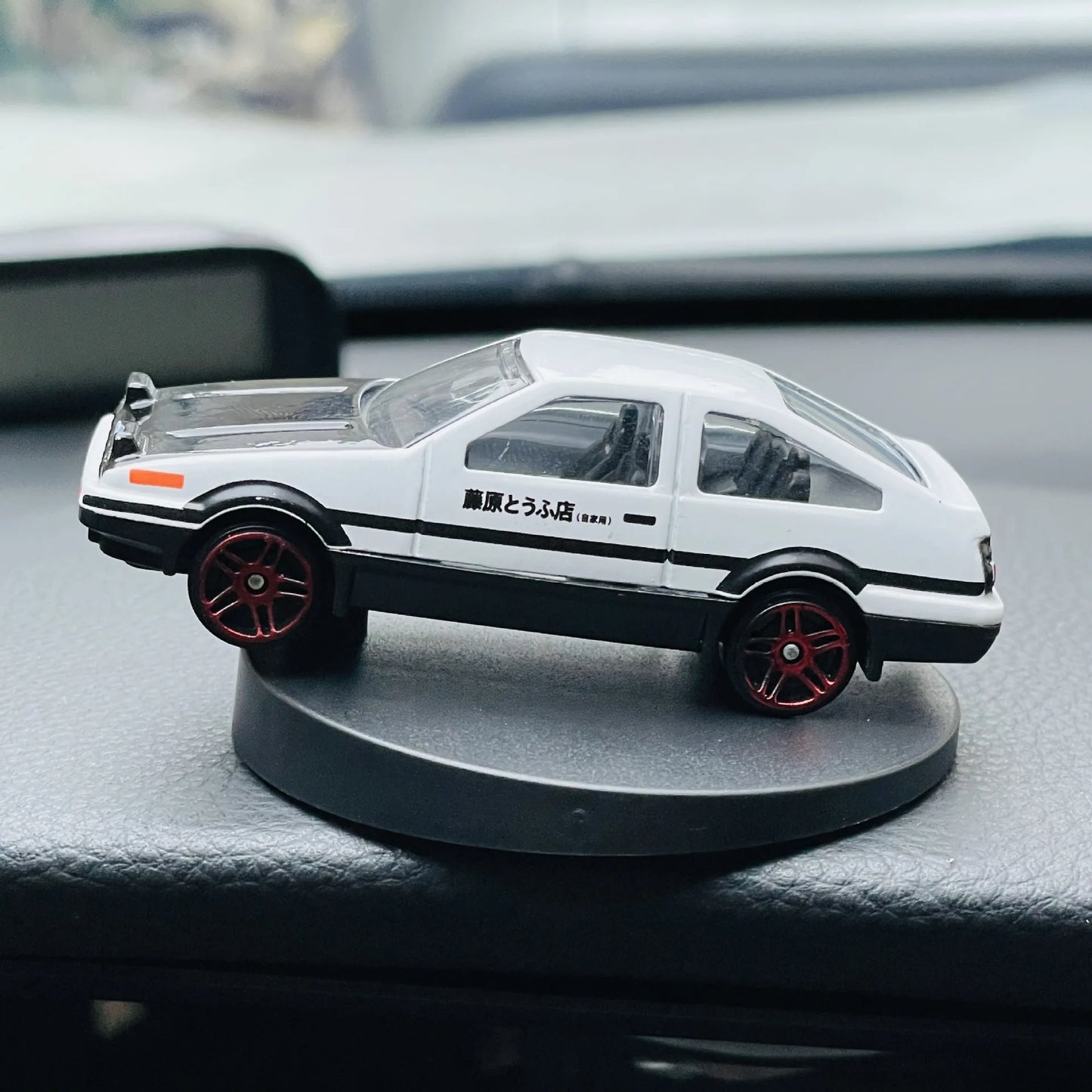 Car Interior Drift Ornament — Rotating Swinging Toy Model for Center Console Decoration