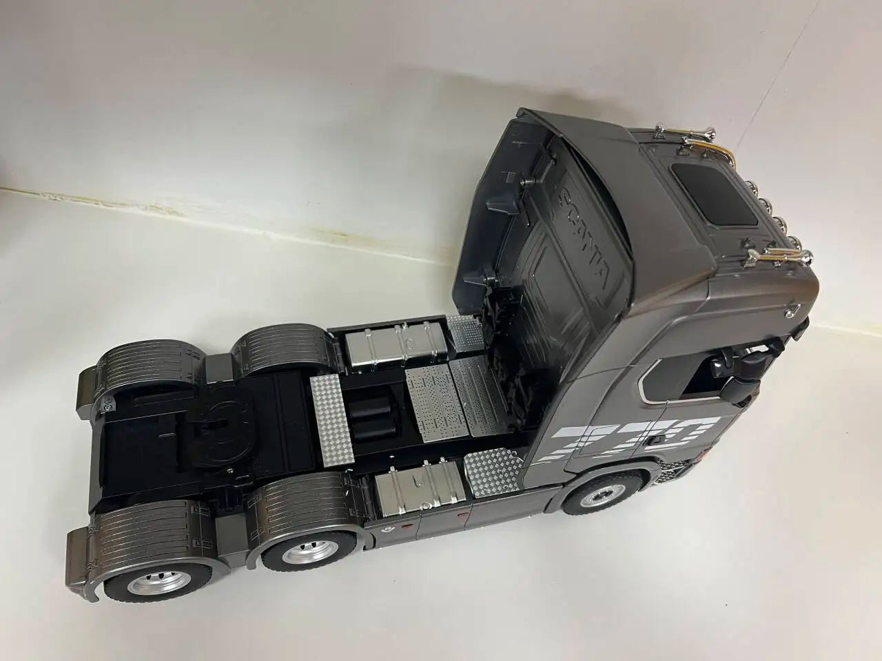 Huina 770S Remote Control Engineering Car — Genuine Alloy Trailer Head Model, 4WD Toy for Kids, Ratio 501D