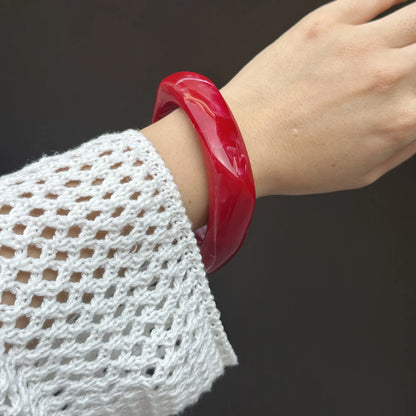 KMVEXO Vintage Wide Red Geometric Resin Bangles – Irregular Chunky Acrylic Bracelets for Women Summer Gift