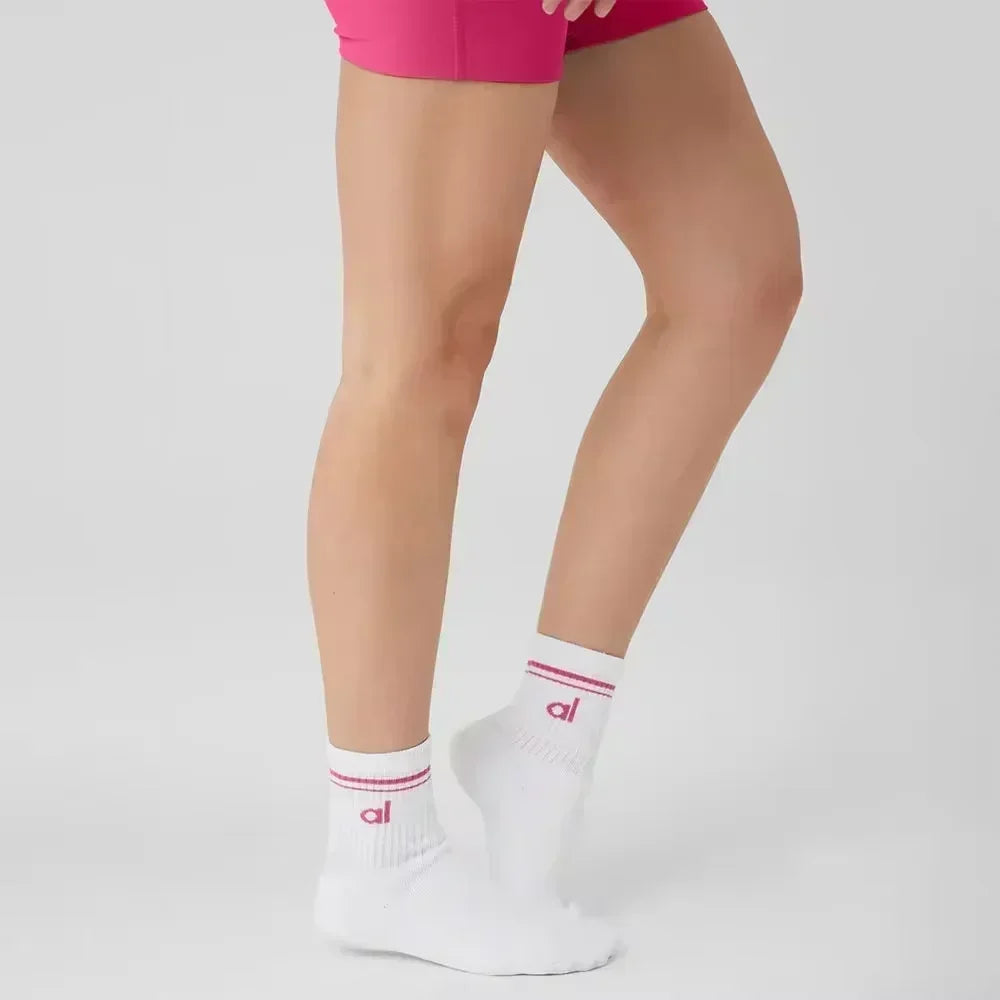 A Women's Soft Cotton Yoga Socks – Mid-Tube Solid Color Casual Socks for Men & Women*