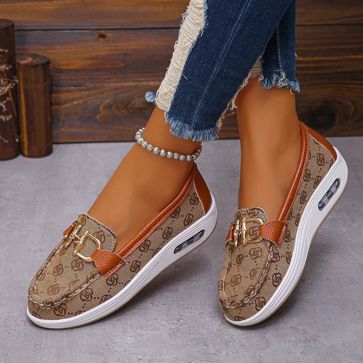 2024 Autumn Women’s Retro Flat Shoes – Fashionable Round Toe with Metal Decoration, Casual Designer Footwear