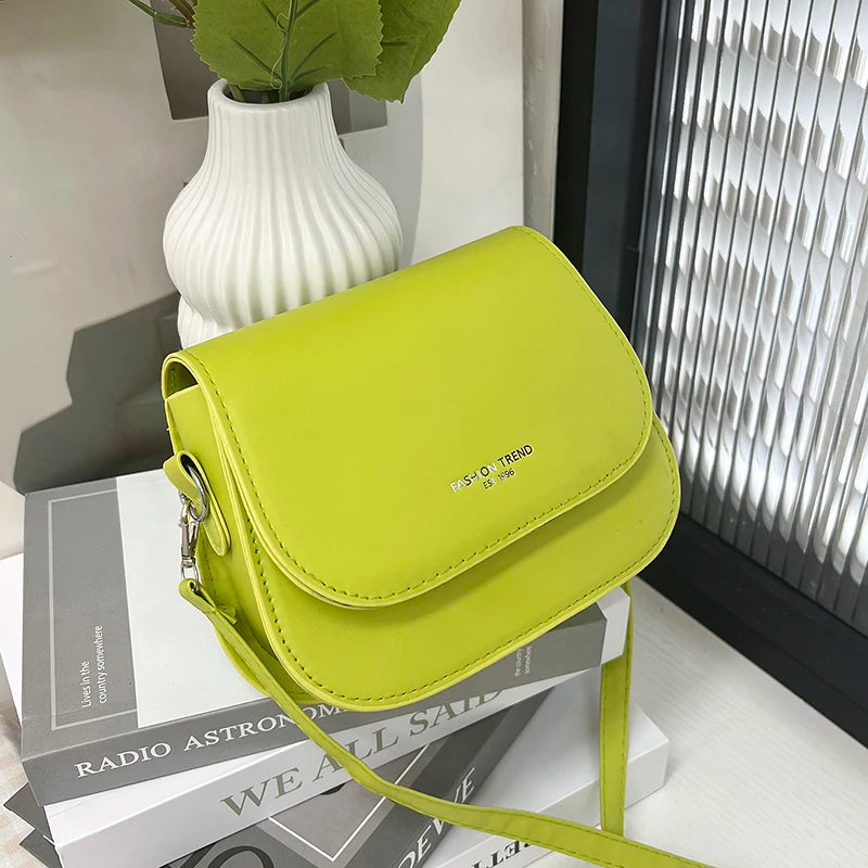 Women's Crossbody Bag – Solid Color Fashionable Retro Flipped Design, Casual and Simple Style