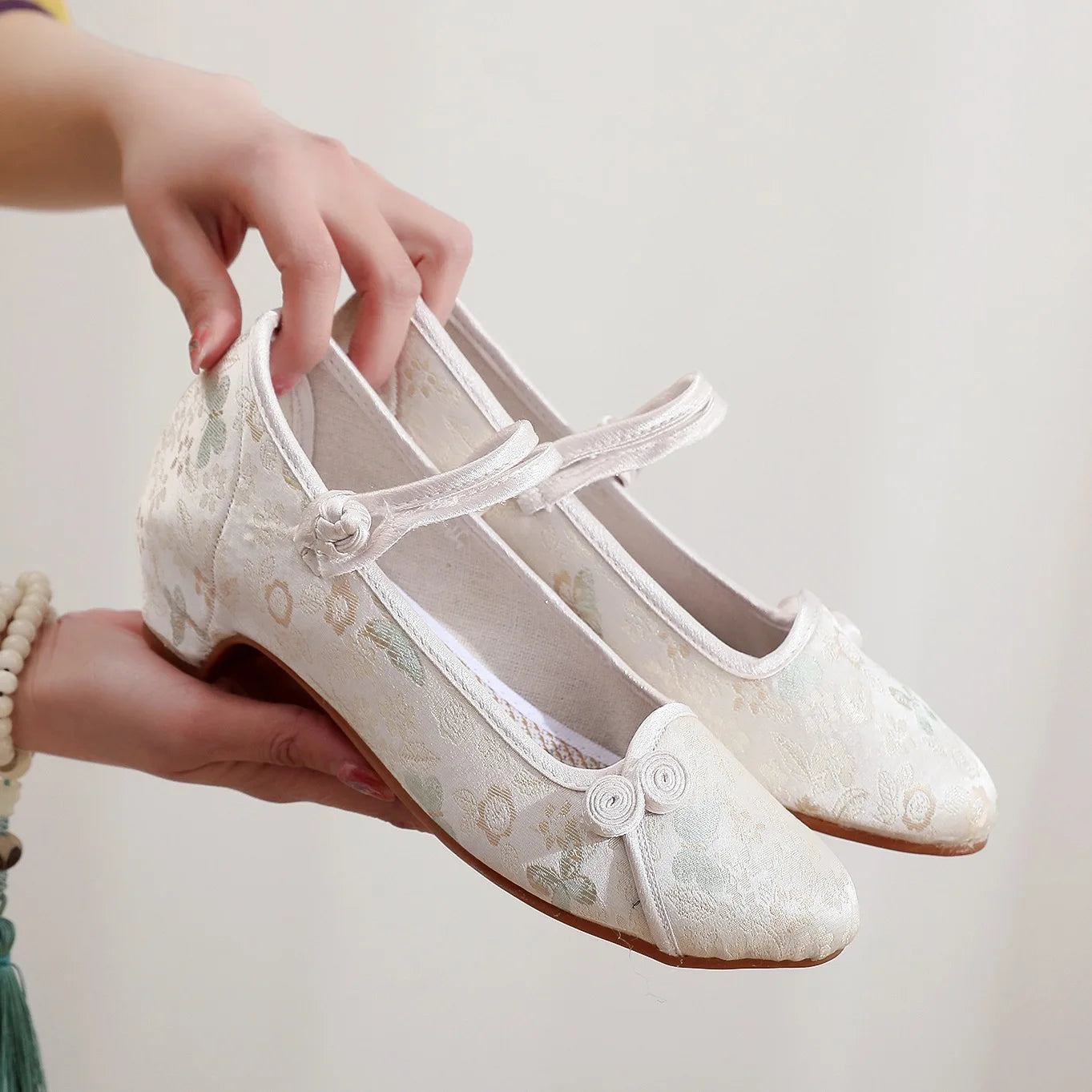 Women’s Embroidered Traditional Shoes - Vintage Chinese Hanfu Qipao Beijing Style Ethnic Dance Footwear