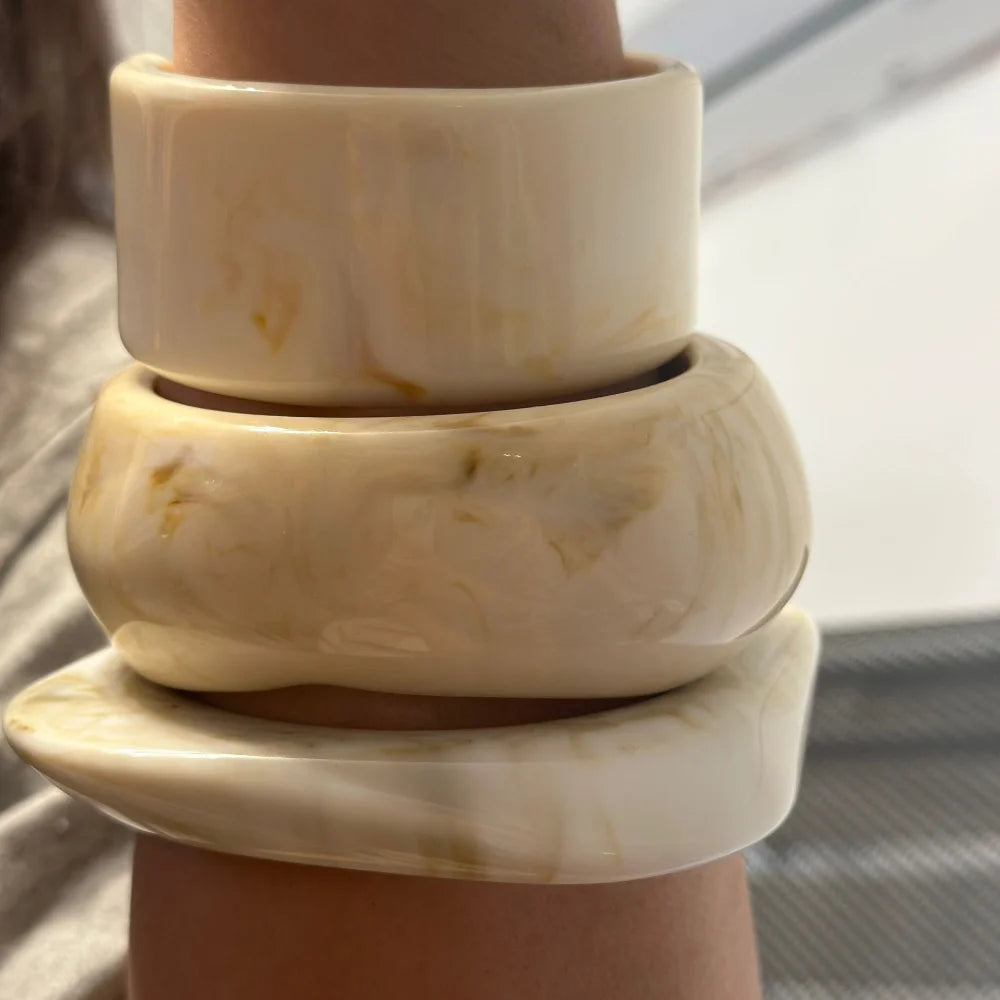 Exaggerated Thick Resin Off-White Imitation Marble Wide Bracelet – Stylish Jewelry for Women’s Party & Vacation