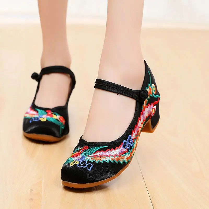 Women’s Embroidered Traditional Shoes - Vintage Chinese Hanfu Qipao Beijing Style Ethnic Dance Footwear