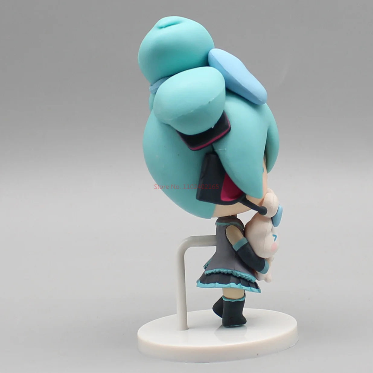Hatsune Miku Anime Figurine – Holding Cinnamoroll, Bean-Eyed Kawaii Action Figure, Tabletop Decoration & Toy Gift for Children