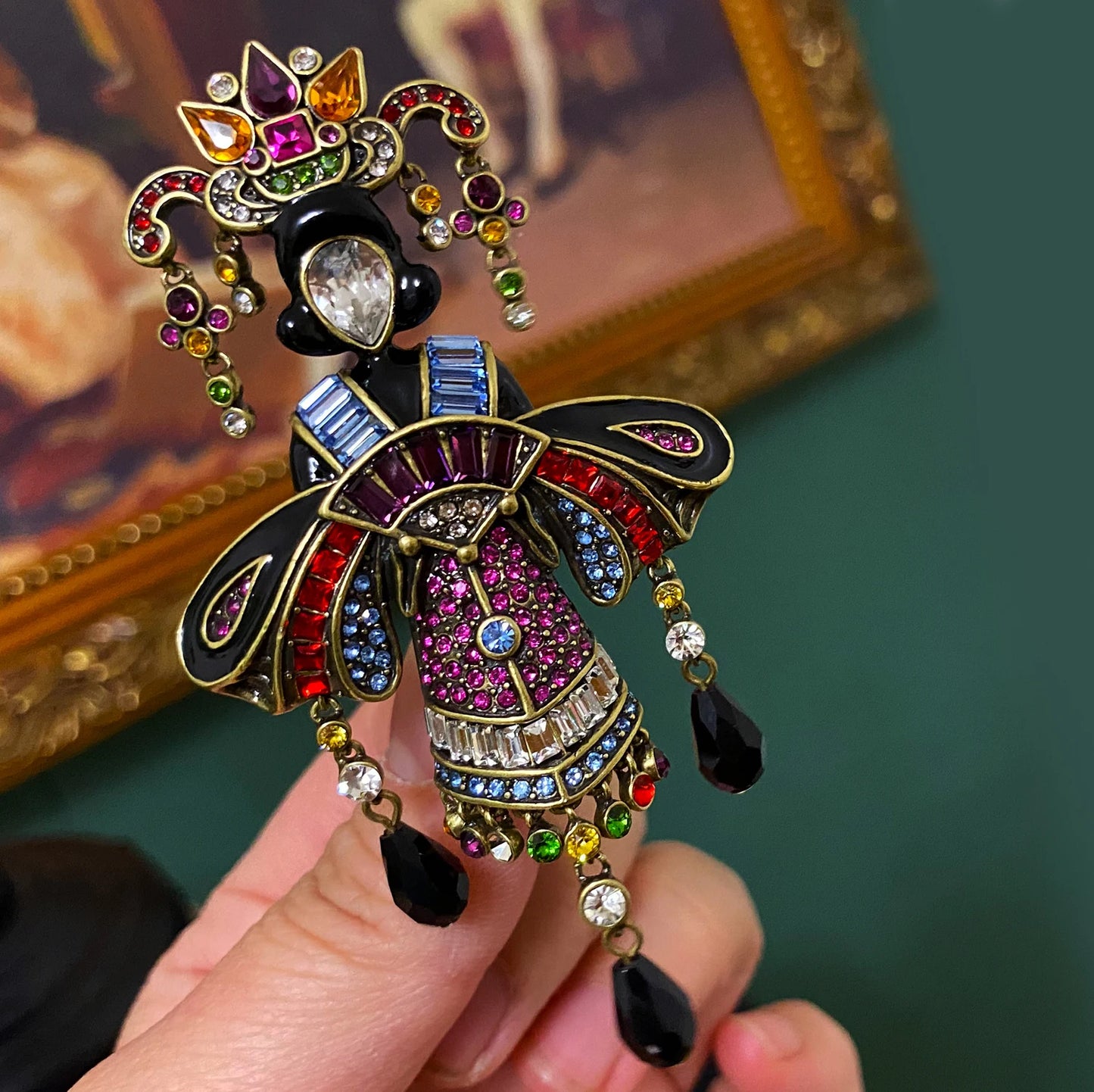 Vintage Baroque Crystal Castle Carriage Brooch – Rhinestone Clock Pin Badge for Women & Girls, Elegant Statement Jewelry