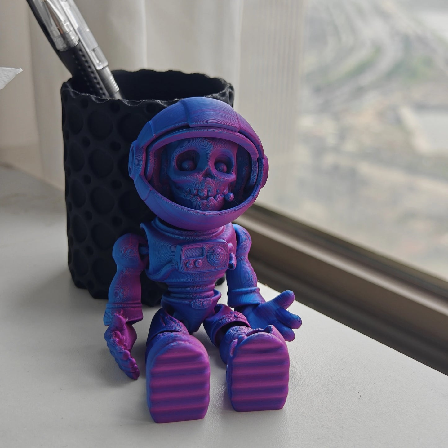 Articulated Skeleton Astronaut Figurine — 3D Printed Movable Space-Themed Collectible with Sliding Helmet for Home Display