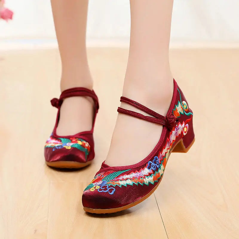 Women’s Embroidered Traditional Shoes - Vintage Chinese Hanfu Qipao Beijing Style Ethnic Dance Footwear