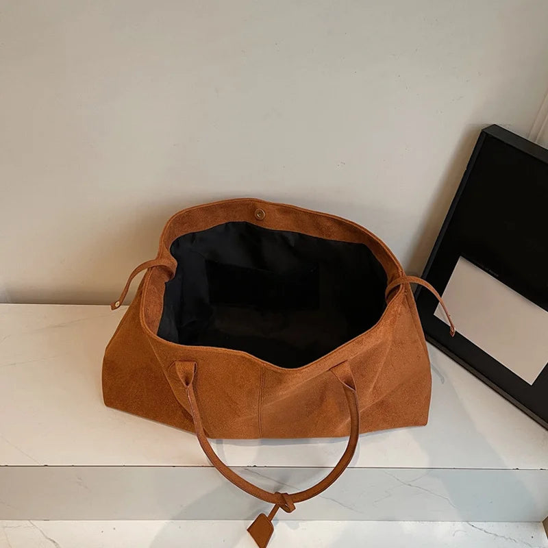 Elegant Suede Shoulder Bag - Stylish Bucket Handbag with Spacious Storage & Versatile Underarm Tote Design