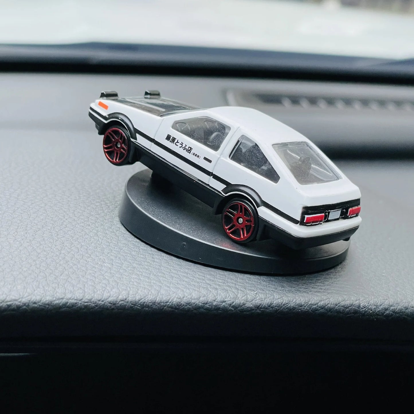 Car Interior Drift Ornament — Rotating Swinging Toy Model for Center Console Decoration
