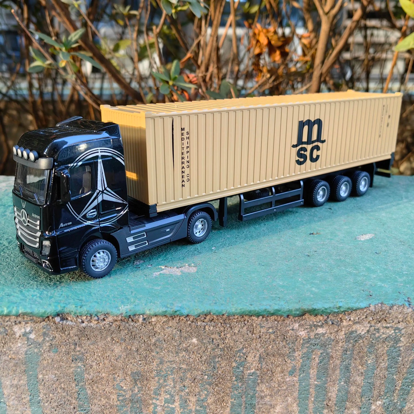 1:50 Large Diecast Alloy Truck Model – Pull-Back Sound & Light Container Transport Vehicle Toy for Boys’ Gifts