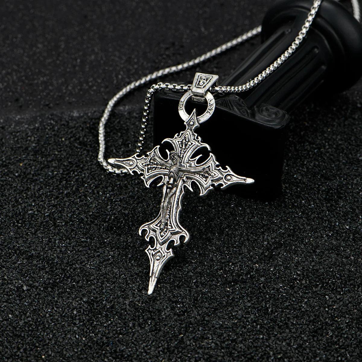 Retro Gothic Skull Cross Necklace - Personalized Halloween Pendant Jewelry for Men and Women
