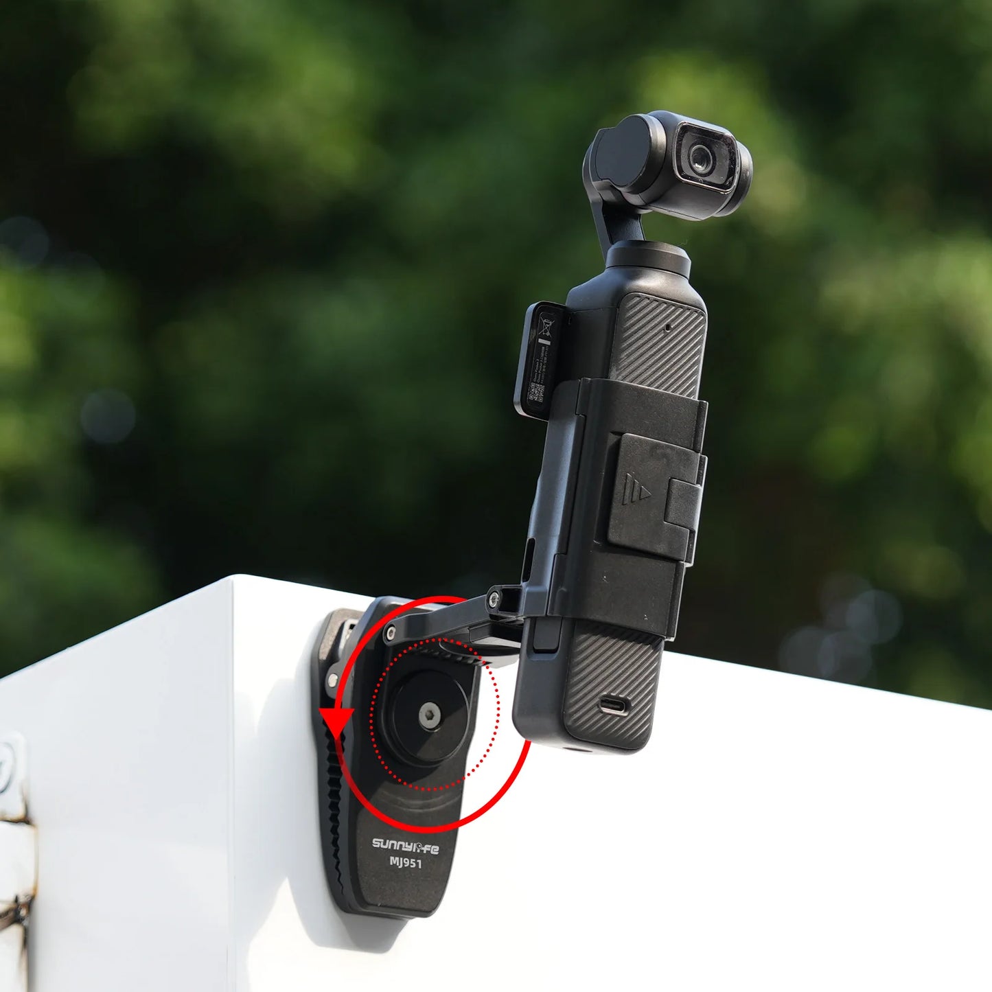 SUNNYLIFE Backpack Clip Mount for DJI Pocket 3 – Extendable Rotatable Magnetic Holder for Hands-Free Vlogging, Cycling & Travel Recording