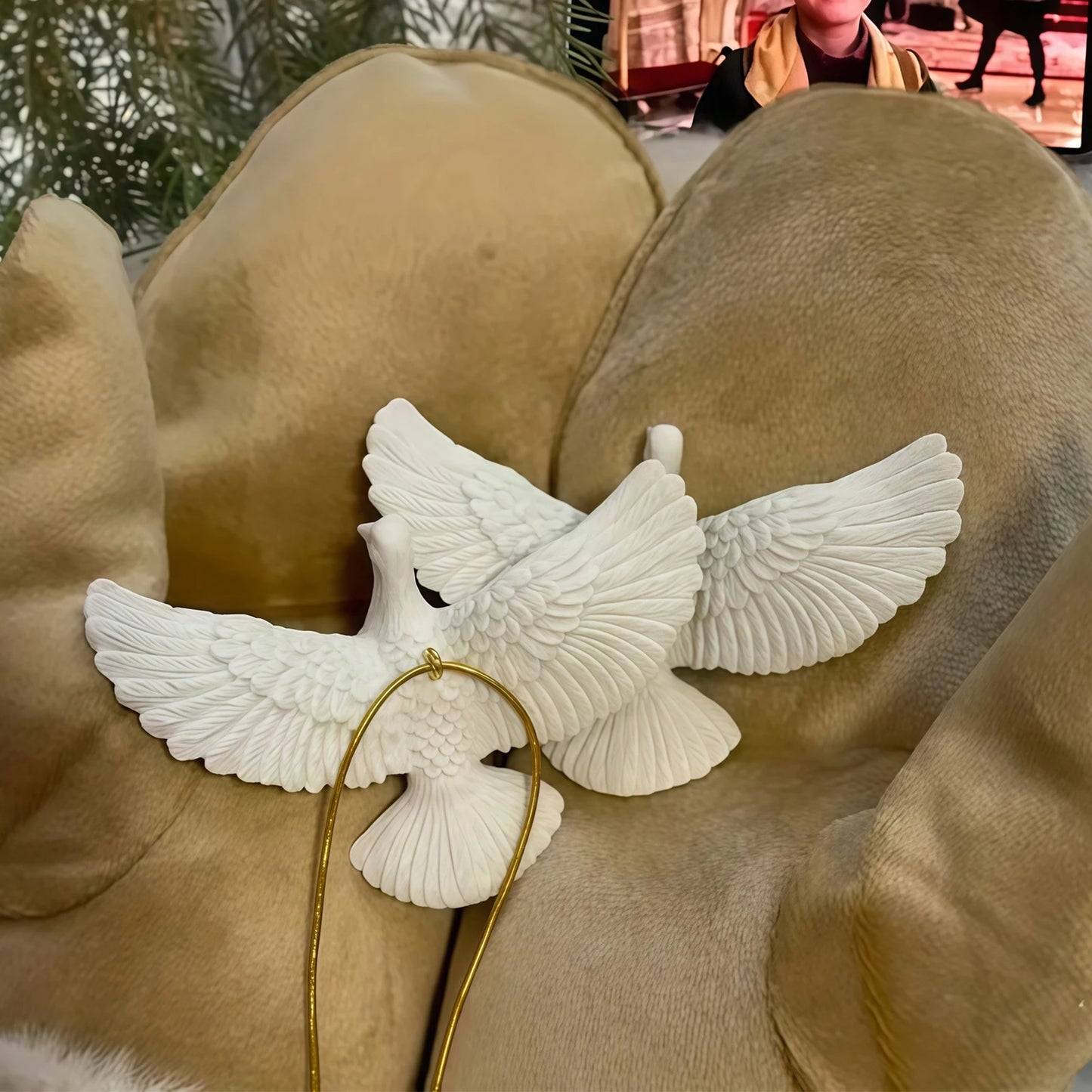 Friendship Doves Resin Ornament – Home Alone 2 Inspired Christmas Tree Decoration, Perfect Gift
