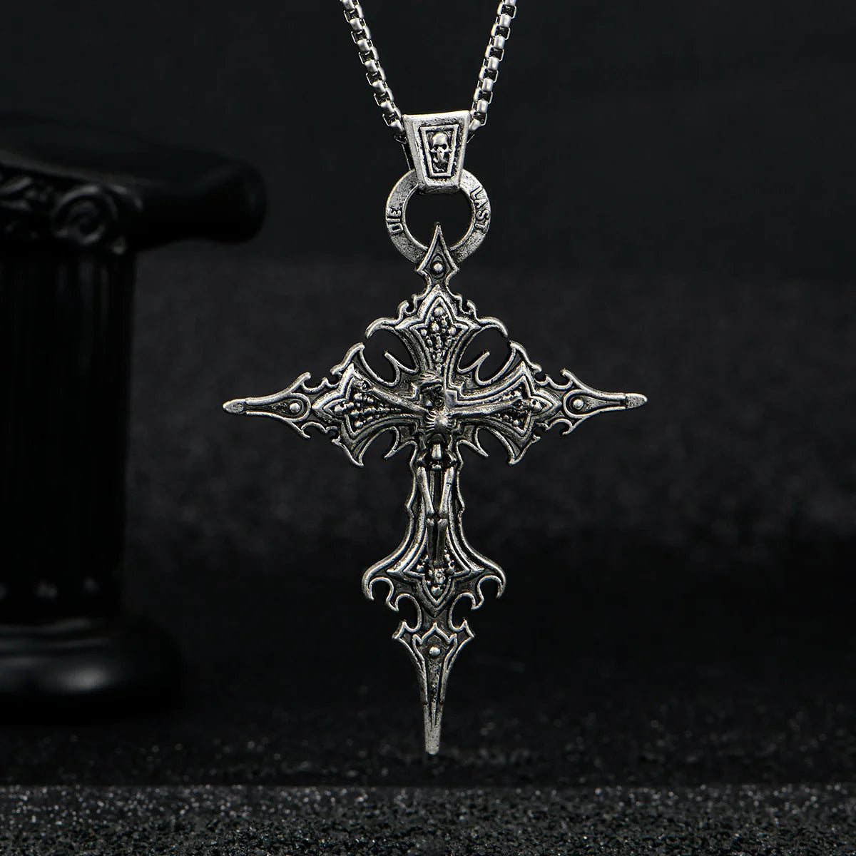 Retro Gothic Skull Cross Necklace - Personalized Halloween Pendant Jewelry for Men and Women