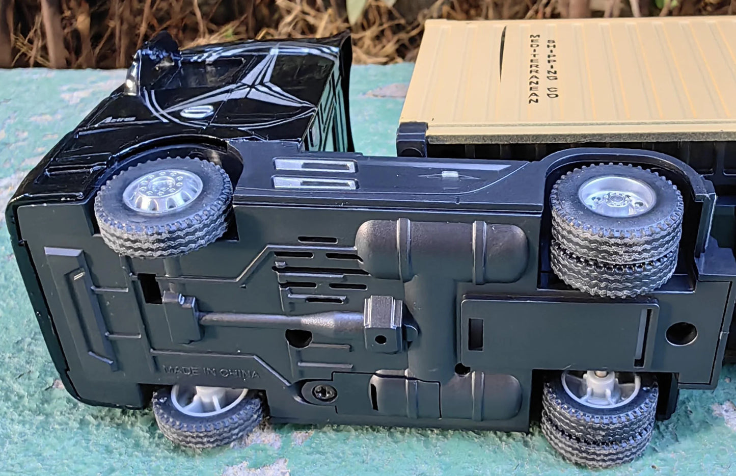 1:50 Large Diecast Alloy Truck Model – Pull-Back Sound & Light Container Transport Vehicle Toy for Boys’ Gifts