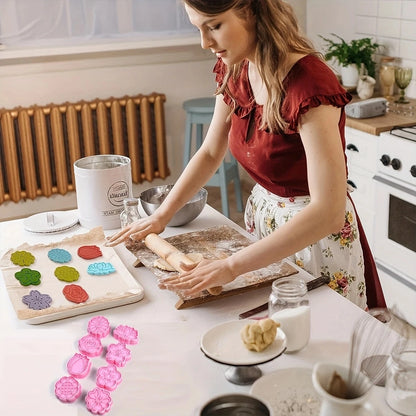 Set of 8 Cartoon Flowers Cookies Cutters - Plastic Pressable Biscuit Mold and Cookie Stamp for Kitchen Baking and Pastry Decoration