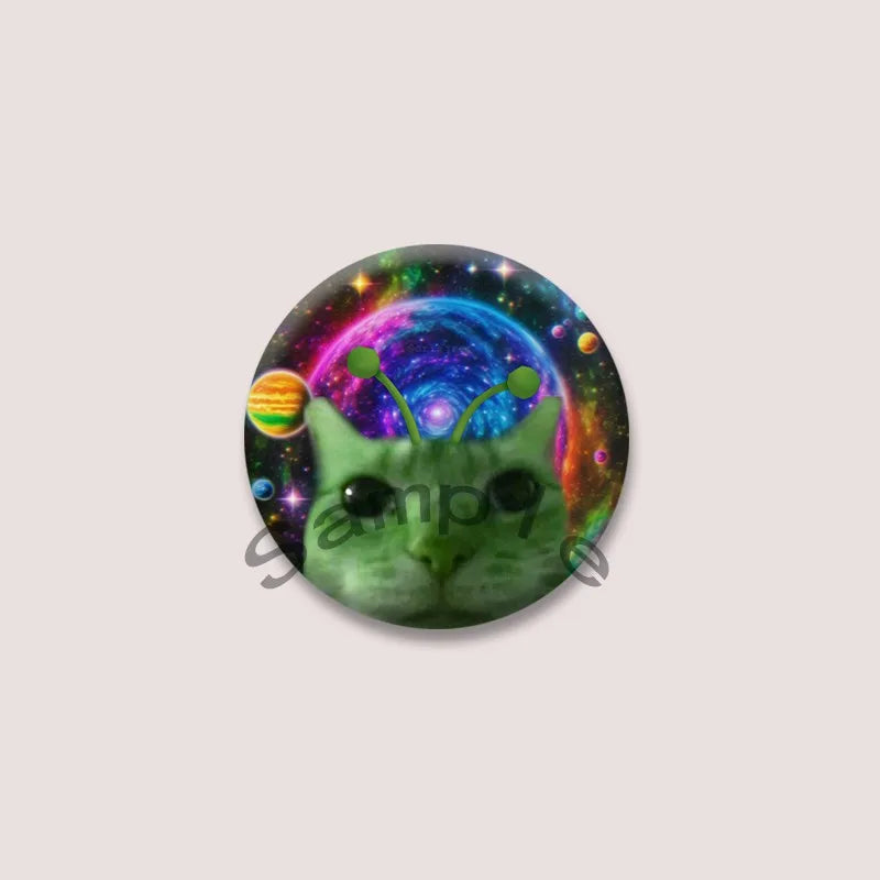 Cute Green Alien Cat Round Badge – Funny Cartoon Animal Brooch Pin for Backpack, Lapel & Gifts