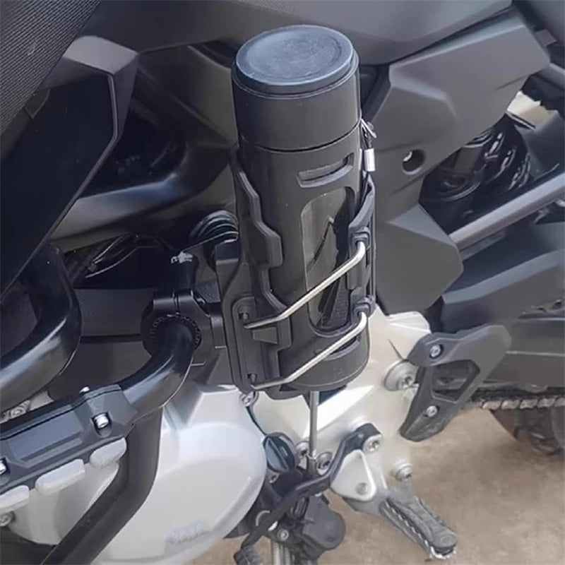 360° Adjustable Motorcycle & Bike Handlebar Cup Holder – Universal Water Bottle Cage Mount for MTB, Road Cycling & Motorbikes