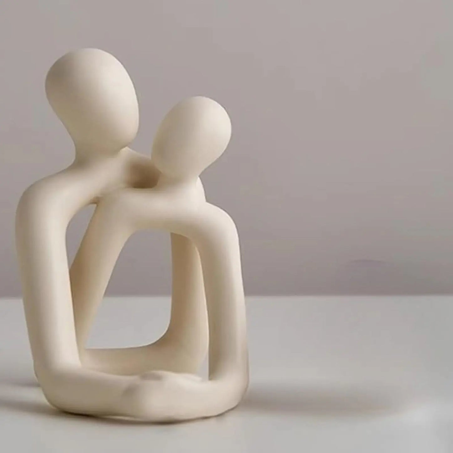 Heartwarming Couple Resin Statue – Modern Home Decor for Bookshelves, Desks, and Nightstands