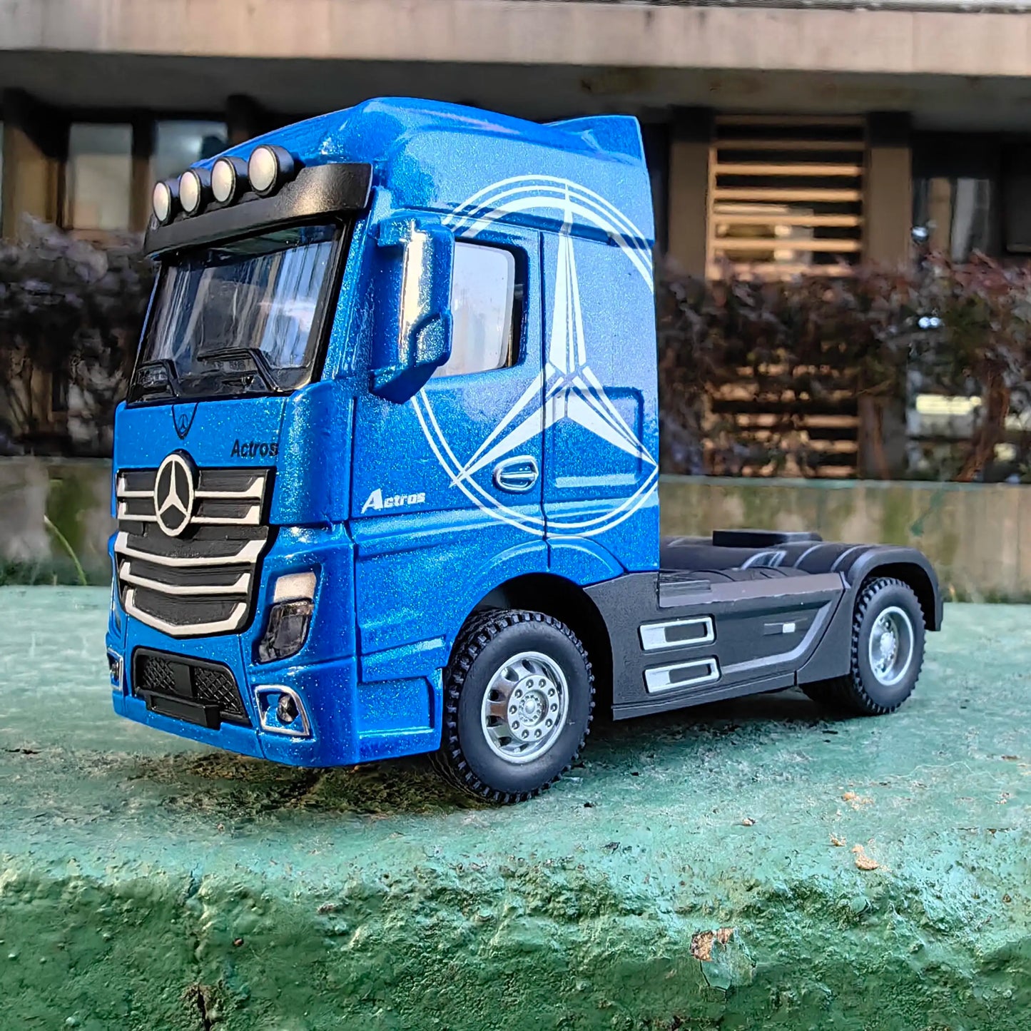 1:50 Large Diecast Alloy Truck Model – Pull-Back Container Toy with Sound & Light for Boys’ Gifts