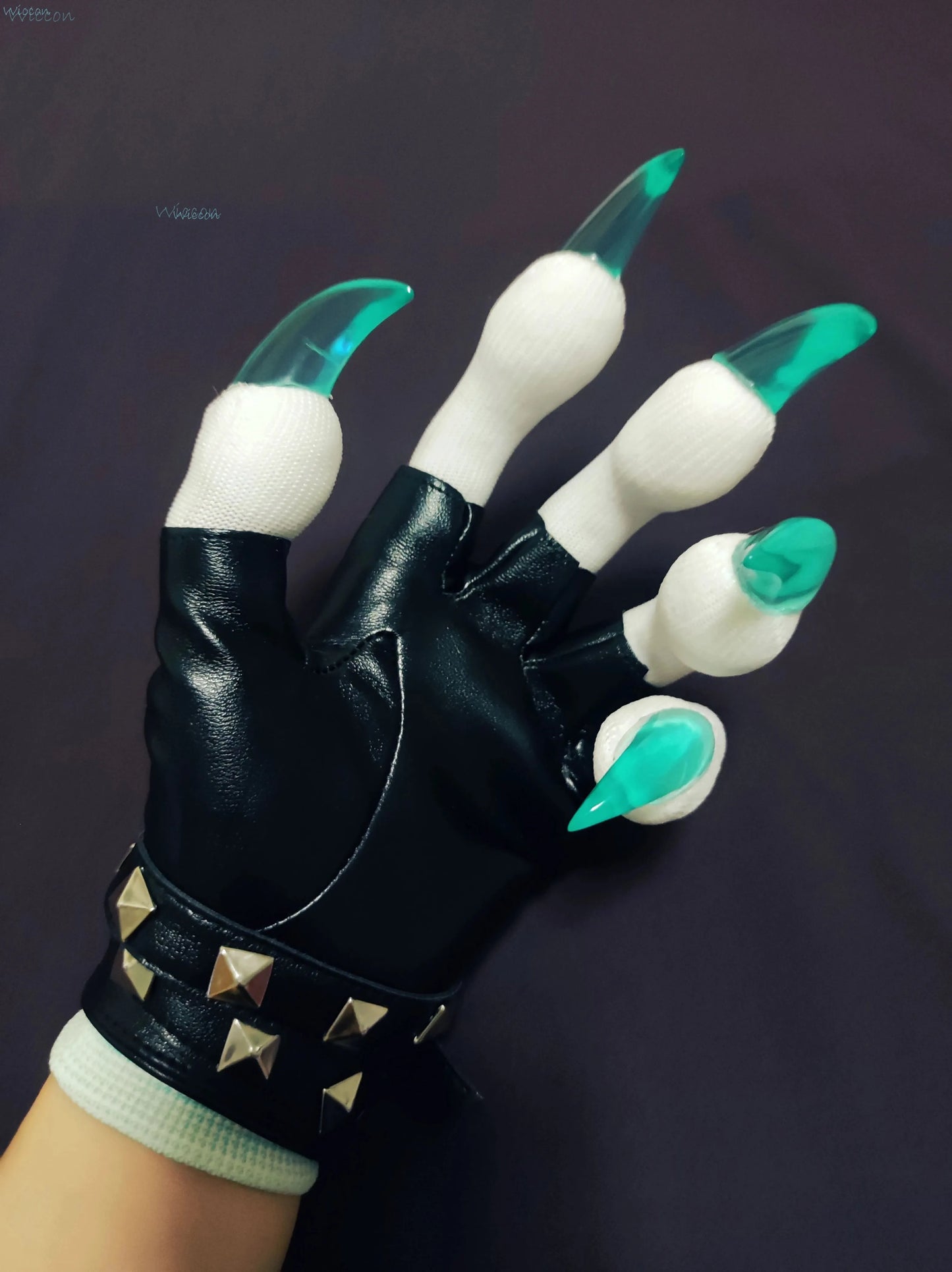 Kigurumi Furry Claw Gloves — Plush Fursuit Paws for Cosplay Unisex Handwear (Black/White/Multicolor)