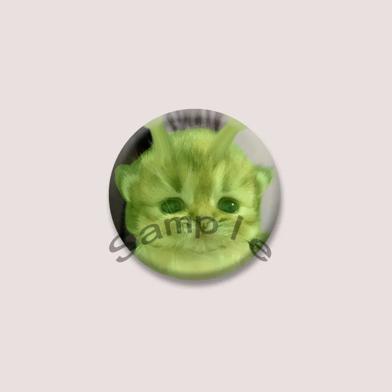 Cute Green Alien Cat Round Badge – Funny Cartoon Animal Brooch Pin for Backpack, Lapel & Gifts