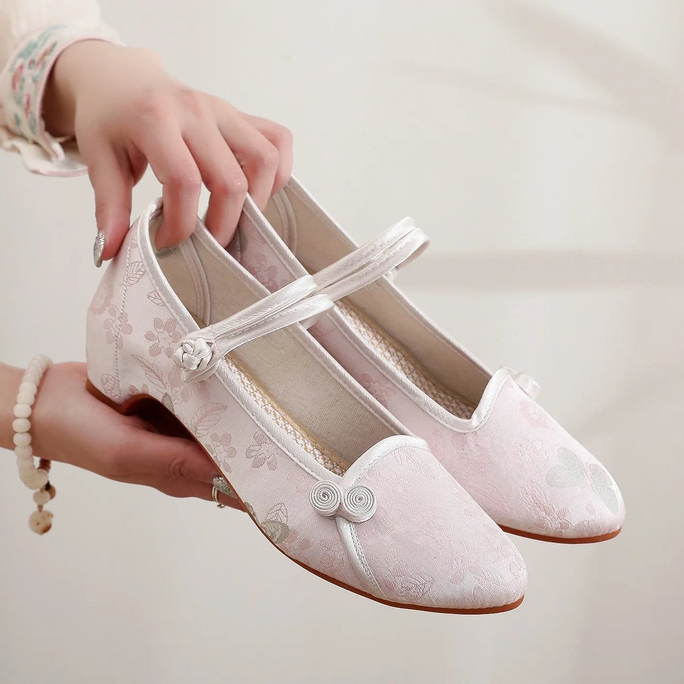 Women’s Embroidered Traditional Shoes - Vintage Chinese Hanfu Qipao Beijing Style Ethnic Dance Footwear
