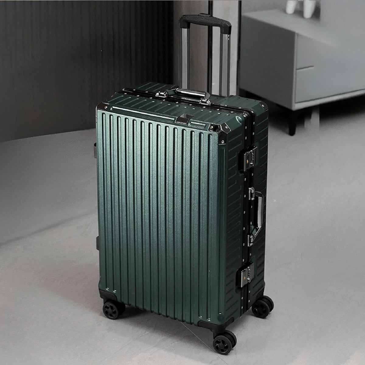 Aluminum Frame Rolling Luggage – 20/24/26/28 Inch Suitcase with USB Port, Combination Lock & Wheels