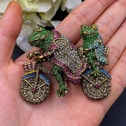 Vintage Baroque Crystal Castle Carriage Brooch – Rhinestone Clock Pin Badge for Women & Girls, Elegant Statement Jewelry